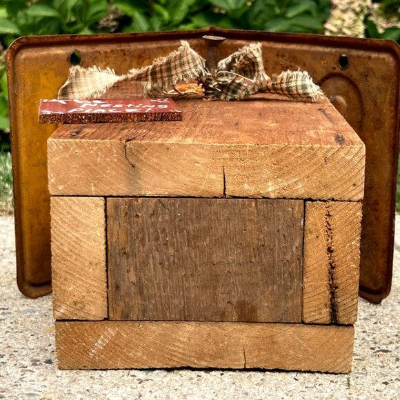 Handmade Rustic Nesting Place Birdhouse 1934 PA Antique Car License Plate Roof - Picture 6 of 6